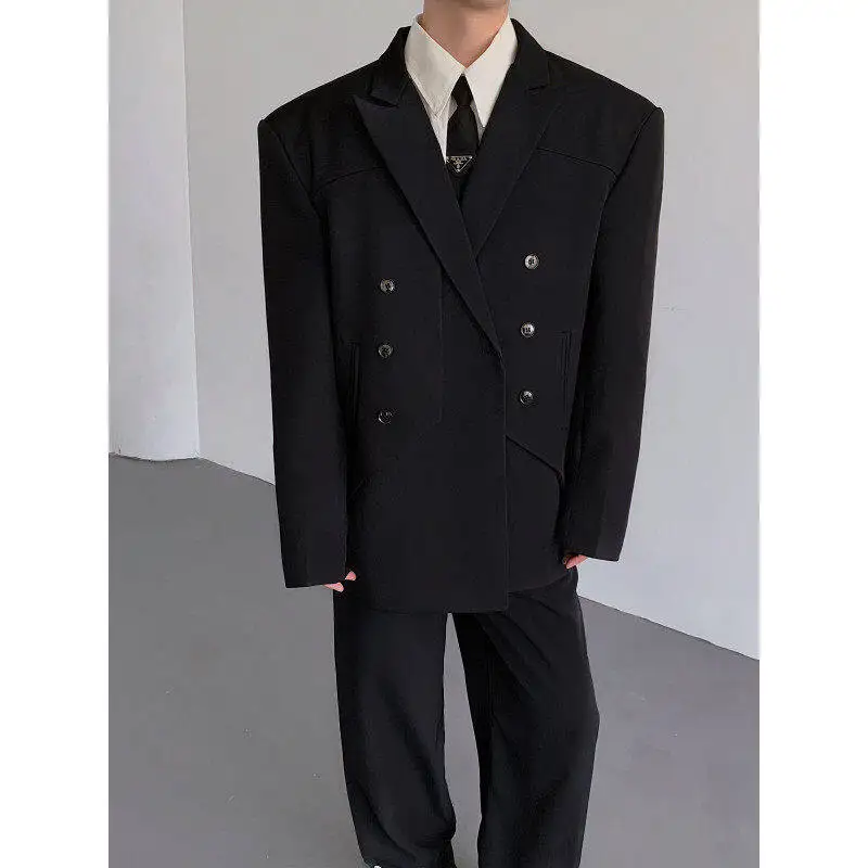 黒い洋服のファッションスタイルを実現する、肩パッド付きブラックジャケット