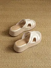 夏のビーチにぴったり！草編み風ヒールサンダル【厚底・快適な履き心地】