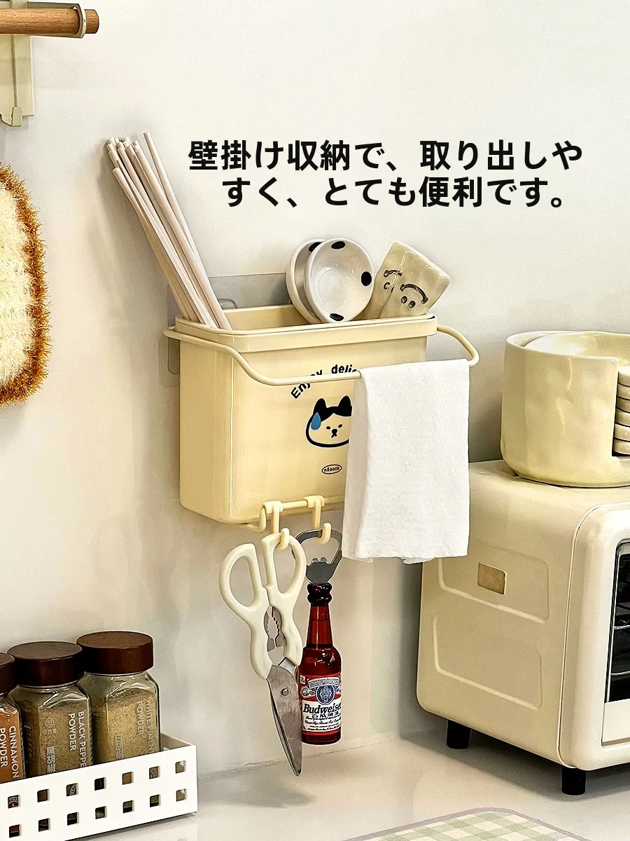 おしゃれな壁掛け箸立て：キッチンで水切りと防カビ機能を実現