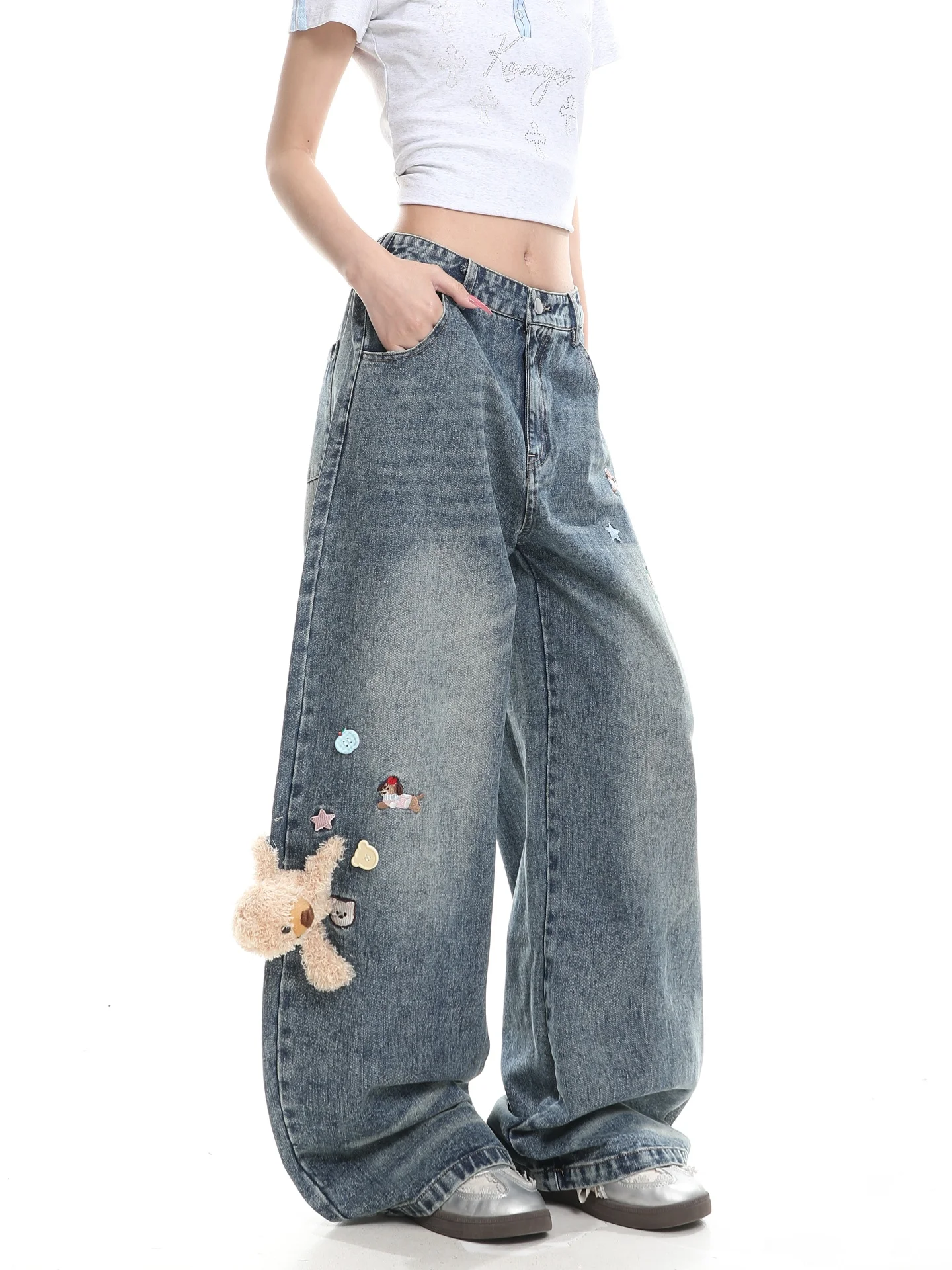 アメリカンビンテージスタイルのクマ刺繍デニムパンツ：春用フィットワイドレッグの実用性とデザイン特性