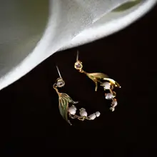 風に揺れる鈴蘭の花のイヤリング【シンプルで合わせやすい・学生向け】