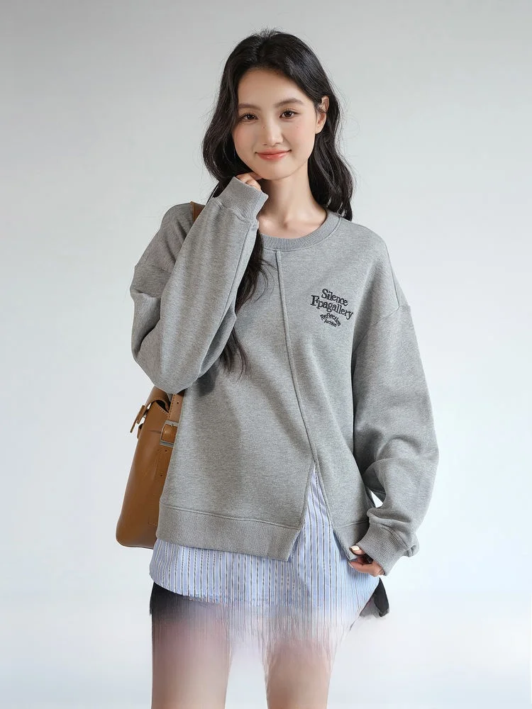 ストライプ柄刺繍入りグレーのハーフジッププルオーバー：ゆったりシルエットで通勤シーンをカバー
