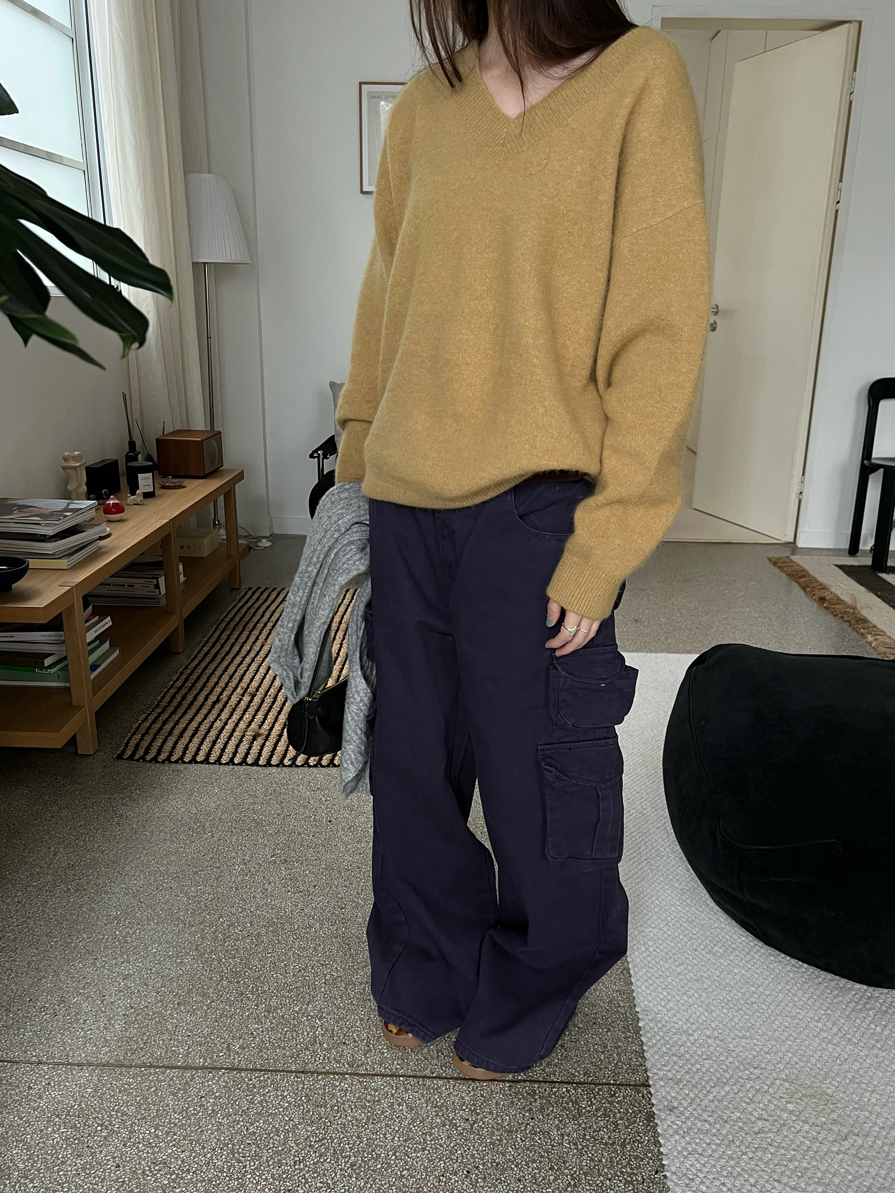 深いブルーのワイドレッグカーゴパンツ：女性向け通勤風工装スタイルの実用性と着心地解析