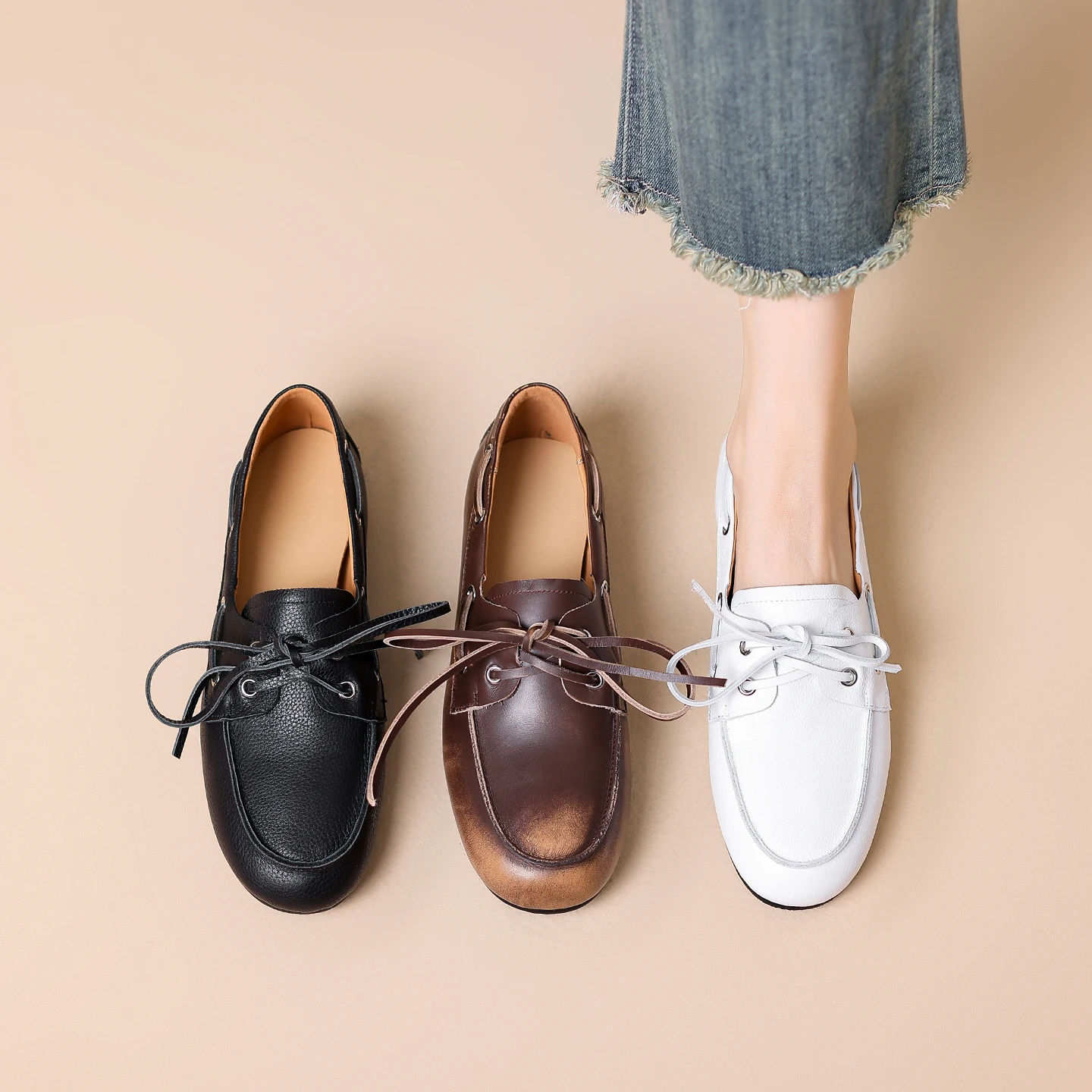 どんな服にも合う靴の色は？ヴィンテージ風のフラットシューズが解決するリアルな悩み