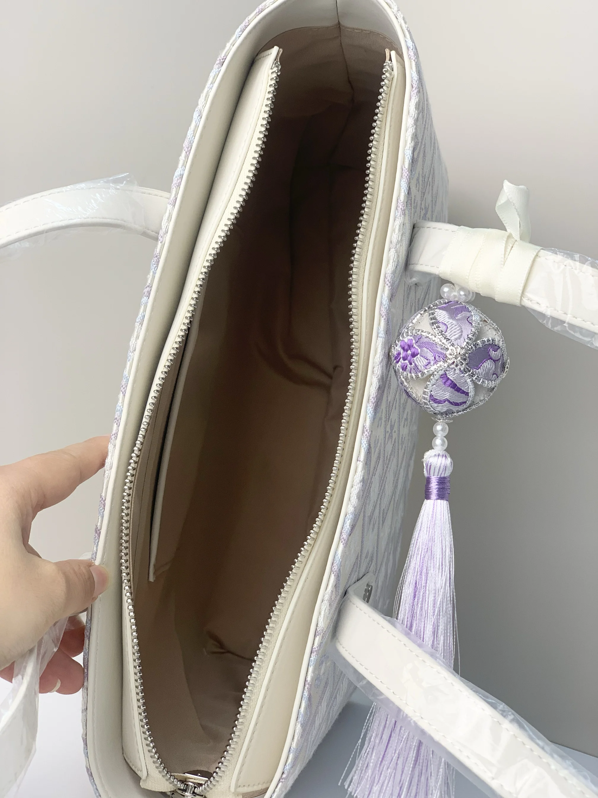 お洒落なバッグを買うときに迷うなら、この1つのトートバッグが解決する！