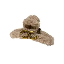 秋冬用 メタル風ファー付きレターヘアクリップ【大サイズ・シャーククリップ・グラブクリップ】