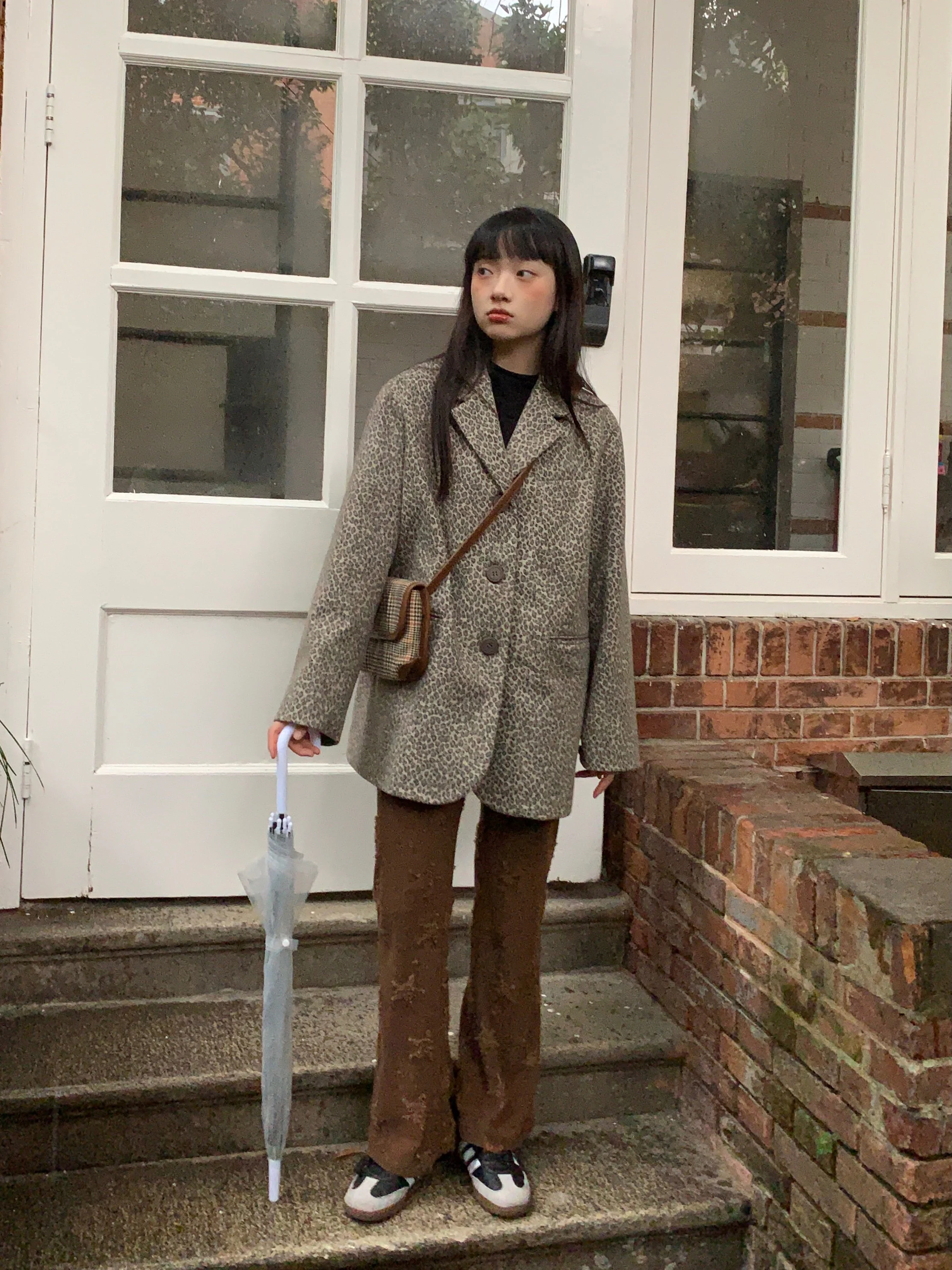 フレアパンツ 流行り 2026 はどう選ぶ？星柄のコーヒーブラウンが今、私たちの日常を照らす