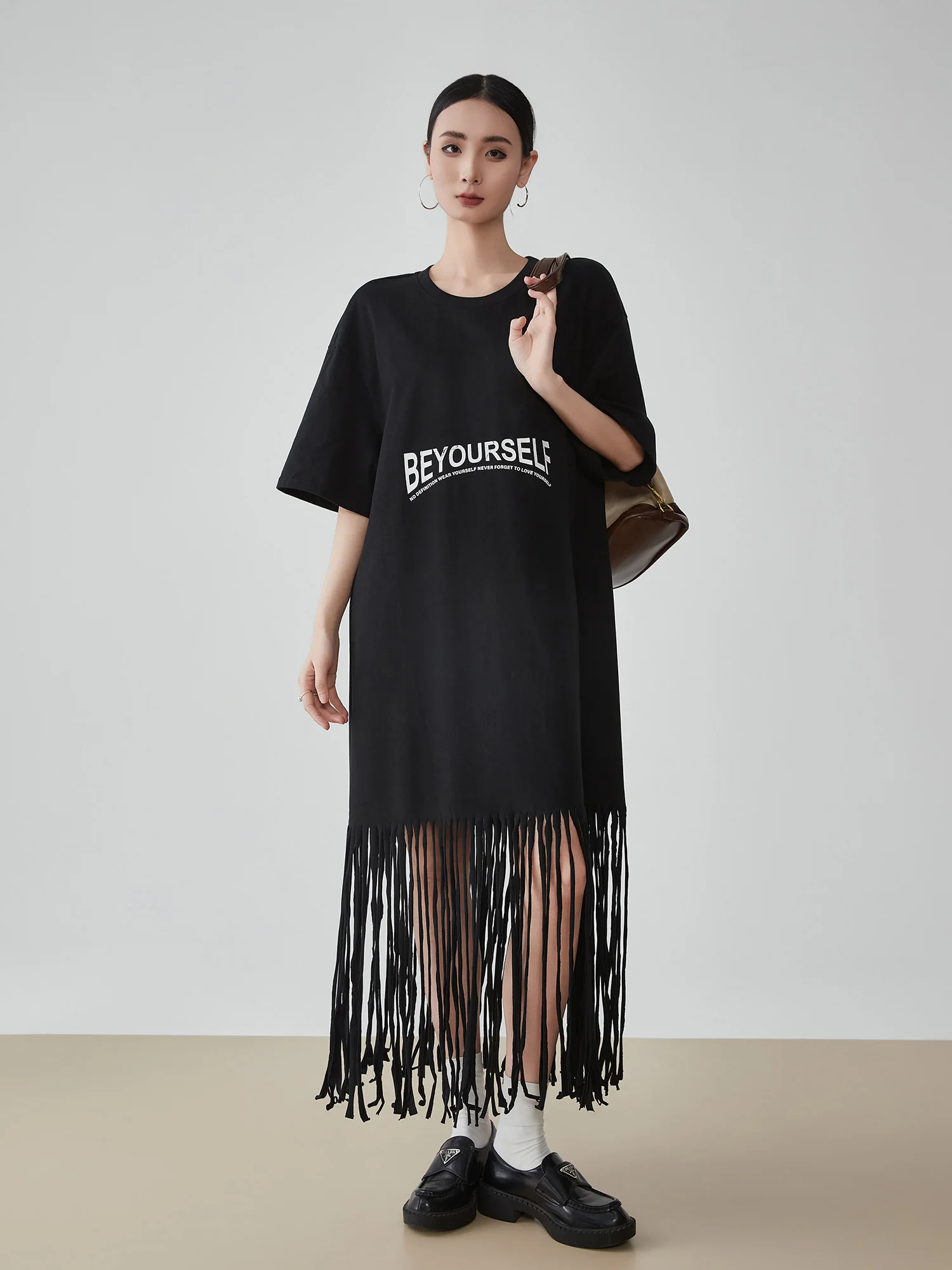 今年のトレンド レディースで迷ったら、この黒いフリンジTシャツワンピースが救う！