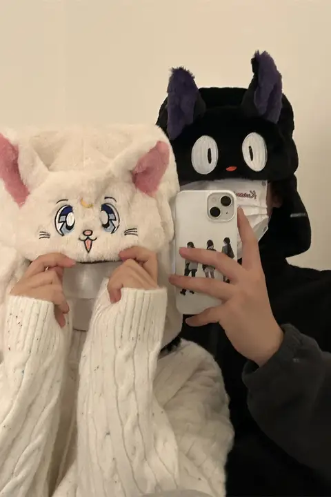 かわいい猫デザインの暖かいフリースヘルメット帽子【冬用・防寒・耳あて付き】