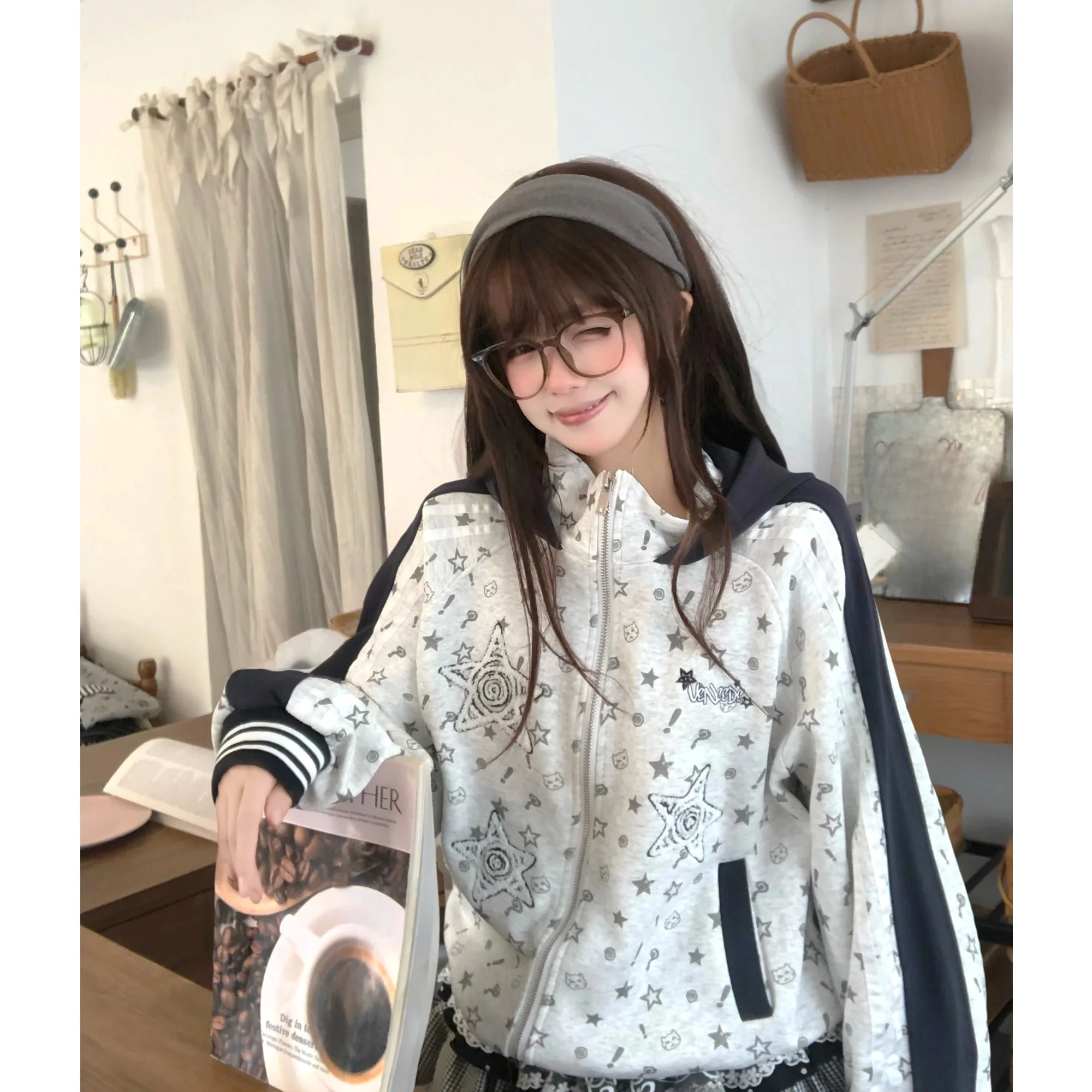 アメリカンスタイル 星柄 フード付きカジュアルパーカー：女性向け短丈ゆったりデザインの実用性と着用シーン