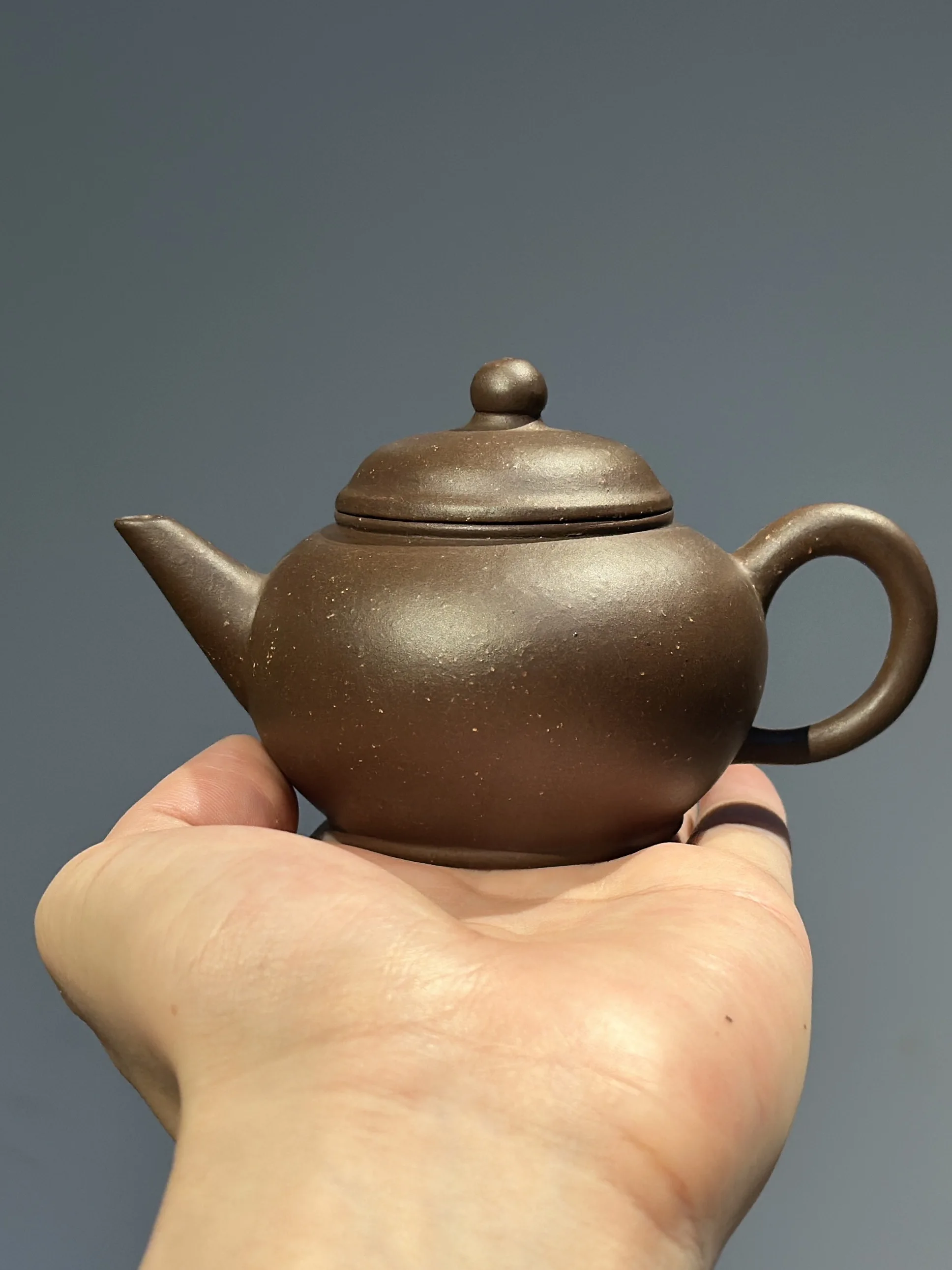伝統的な紫砂茶壺老黒泥水平デザイン庚午年製の特徴と実用性