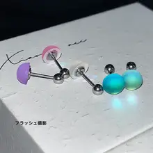 極光色のハーフサークルチタン鋼ピアス【レイザー反射・幻想的デザイン】