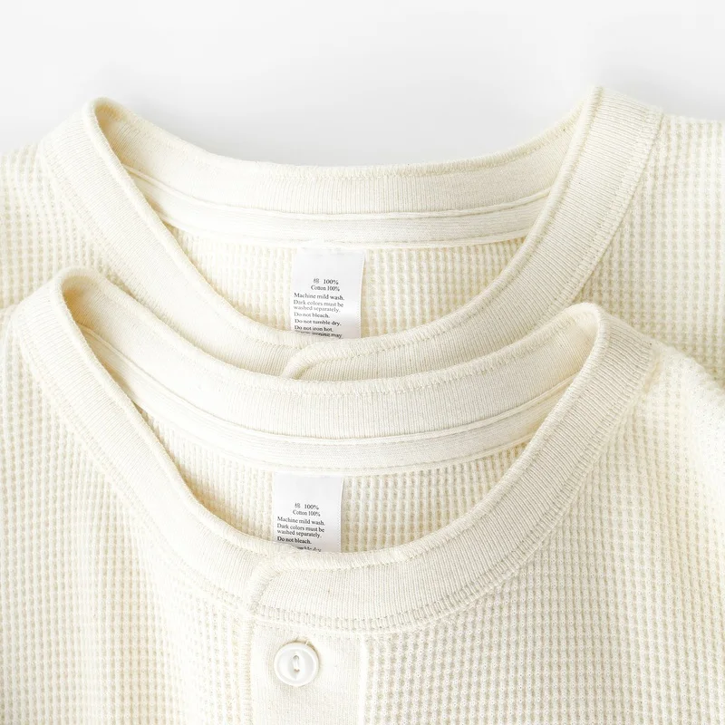 優しいクリーム色のヘンリーネック長袖Tシャツ：秋用フィットスタイルの実用性と着心地の解析