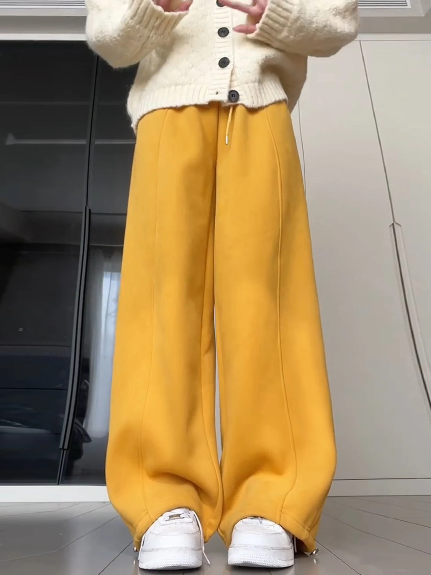 冬の着こなしに悩むあなたへ：高腰バナナパンツがもたらす、きれいめで温かみのあるファッションの答えは？