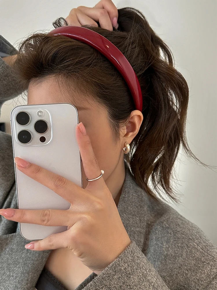 ヘアバンド 白髪隠しはどう選ぶ？赤いアンコラ風ヘアバンドが実は最強の解決策とは？