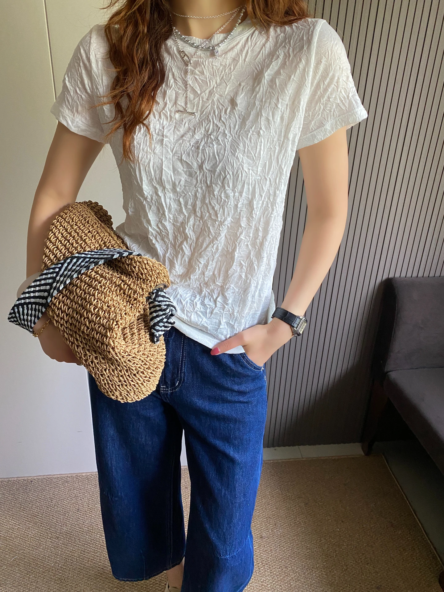 デザインのある皺加工天絲短袖Tシャツ：40代女性の夏カジュアルコーデに最 適なスリムフィットスタイル