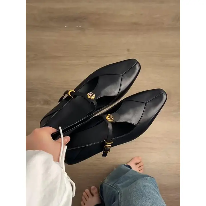 牛革製 アンクルストラップの浅口ハイヒール【ブラック・フラワーリボン・レトロデザイン・太ヒール】