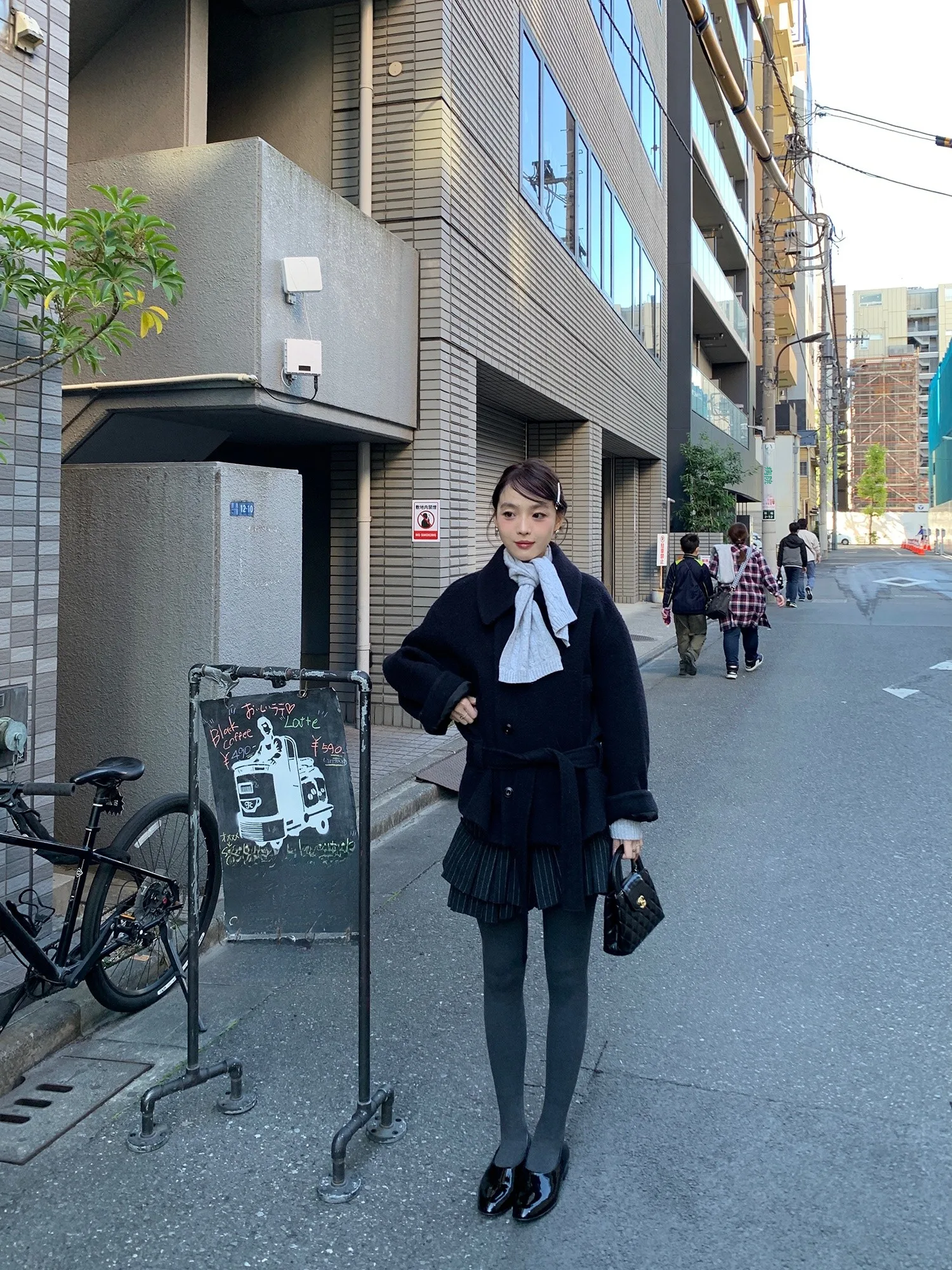 13度の服装で失敗しない着こなしは？不規則なレースが印象的なウールミニスカートの選び方