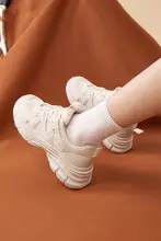 白色スポーツシューズ【春秋用・厚底・軽量・快適な履き心地】