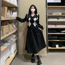 ブラックのワンピース【大きいサイズ・ニットベスト付き・秋冬向け・エレガント】（セットアップ対応）