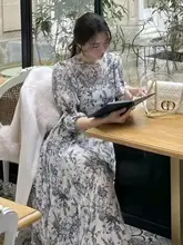 印花のラウンドネックでウエストを絞った長袖ワンピース【春用・清楚系・ファッション感】