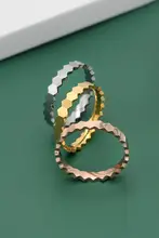 ユニークデザインのトリコロールハニカムリング【シンプルスタイル・ファッションギフト】