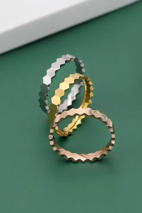 ユニークデザインのトリコロールハニカムリング【シンプルスタイル・ファッションギフト】