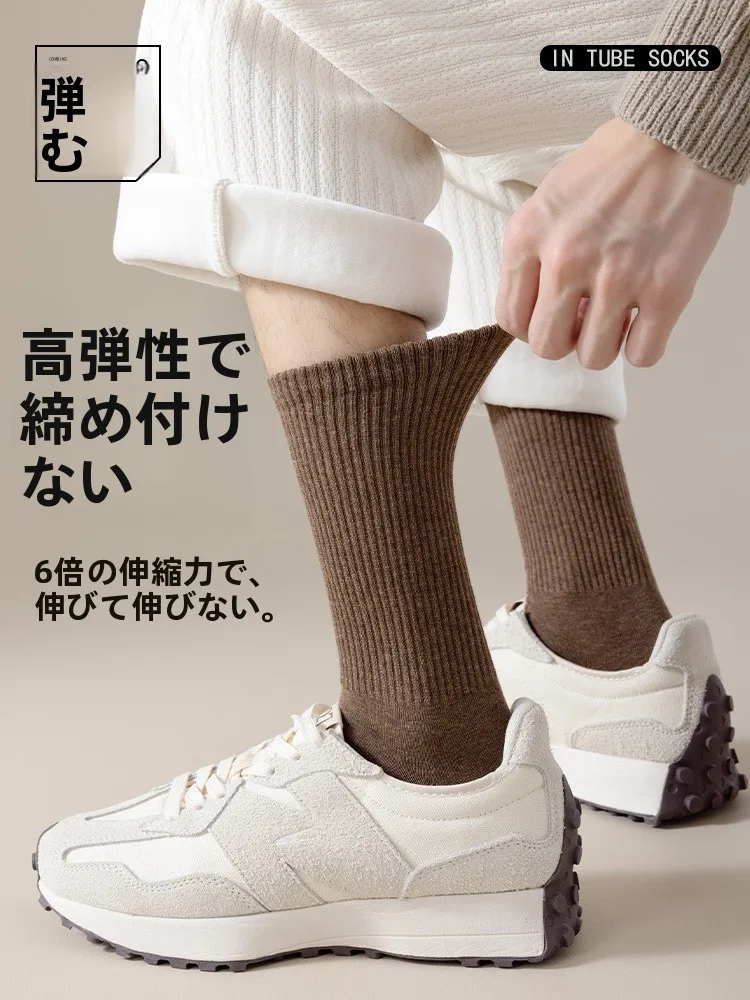 靴下二枚重ねはなぜ必要なのか？その本質と、今こそ選ぶべき「温かい中筒靴下」の真実