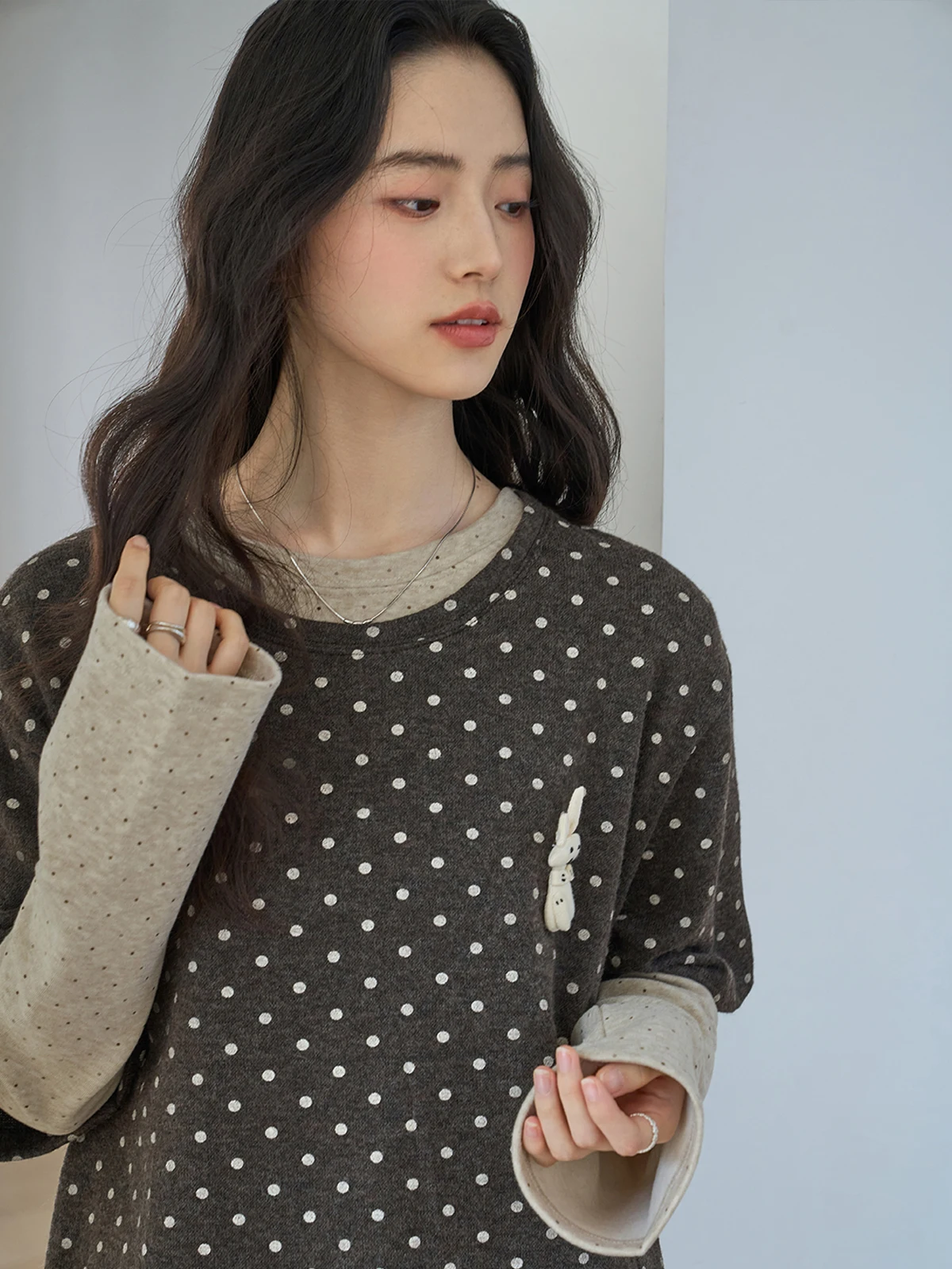 深灰色 ラビット立体プリントドットTシャツ【レディース・春用・長袖・ラウンドネック】（セットアップ対応）