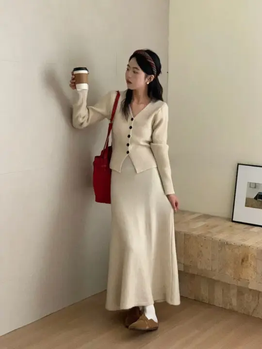 シンプルなデザインのVネックニットトップスとハイウエストスカート【レトロ・スタイリッシュ・ニット】（セットアップ対応）