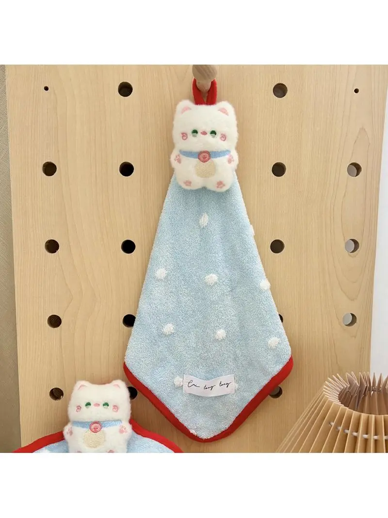 可愛らし い招き猫デザインの吸水ハンドタオル：珊瑚フリースドット模様で快適な体を拭く