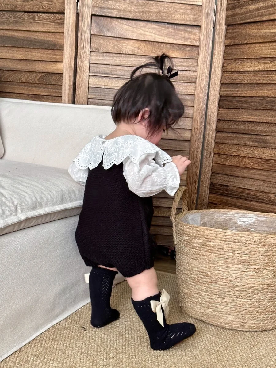 秋用ベビー服 レース付き大きな襟の黒いサロペットのサイズ目安と実際のフィット感