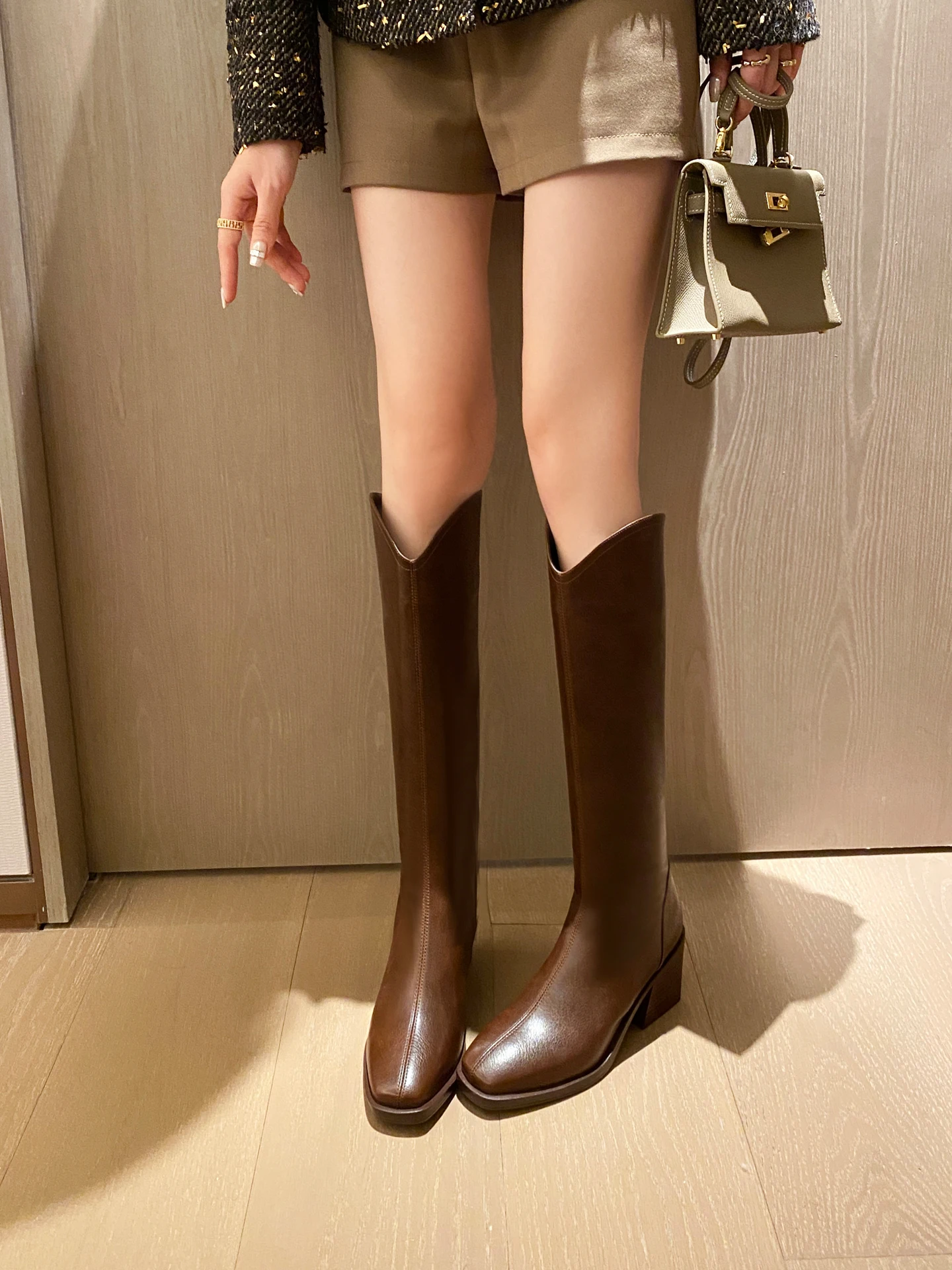アンクルブーツとハイヒールのバランスを取るには？灰莎の骑士靴が教えてくれたこと