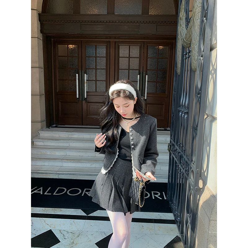 秋の日常にふさわしいスタイリングは、小香風ジャケットとプリーツスカートのセットアップで決める？