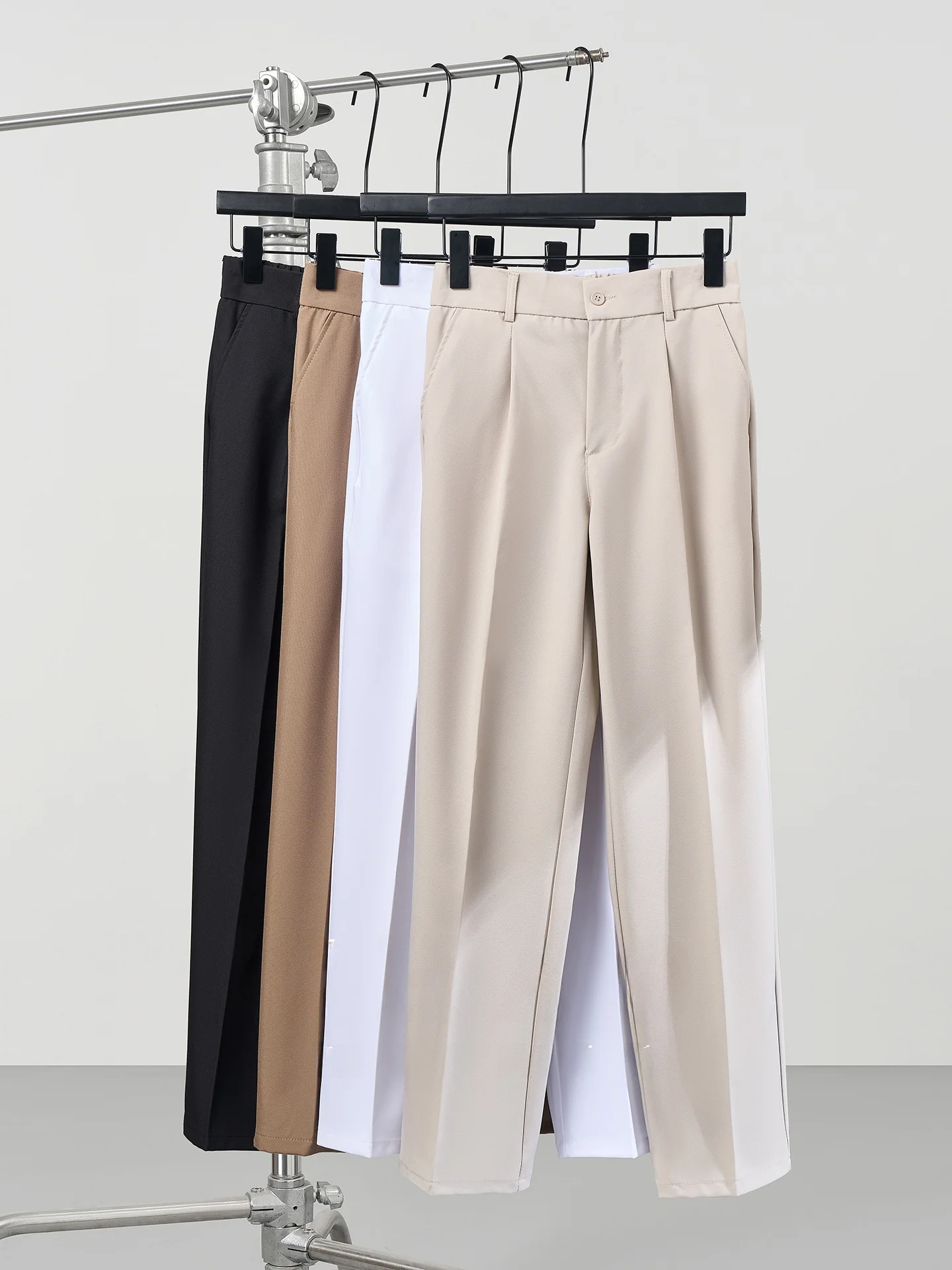 通気性のあるメンズスーツパンツ：夏用ストレートタイプの実用性と着用シーン