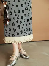 グレーのヒョウ柄フリル付きストレートスカート【ウエストゴム・デザイン性あり】（セットアップ対応）