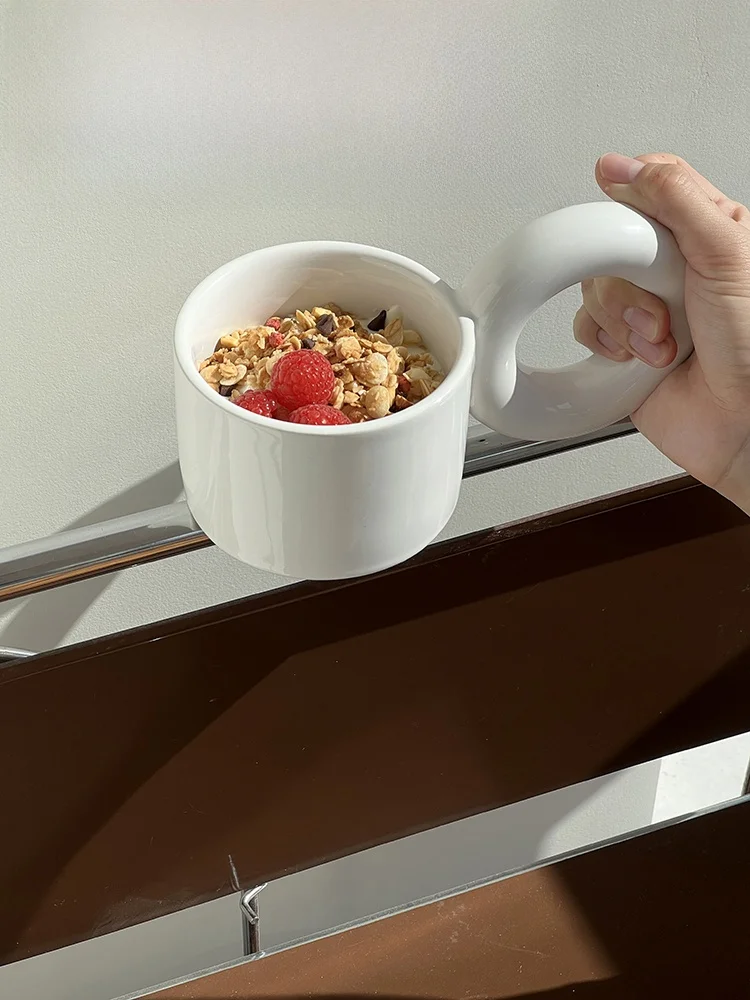 大きなハンドル付きドーナツデザインの陶器マグカップ：お菓子カップ容器としての実用性と特性
