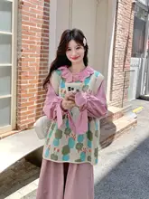 可愛らしいデザインのニットベスト【印花・ピンク ・ドール襟・スリムフィット半身スカート・秋用】（セットアップ対応）
