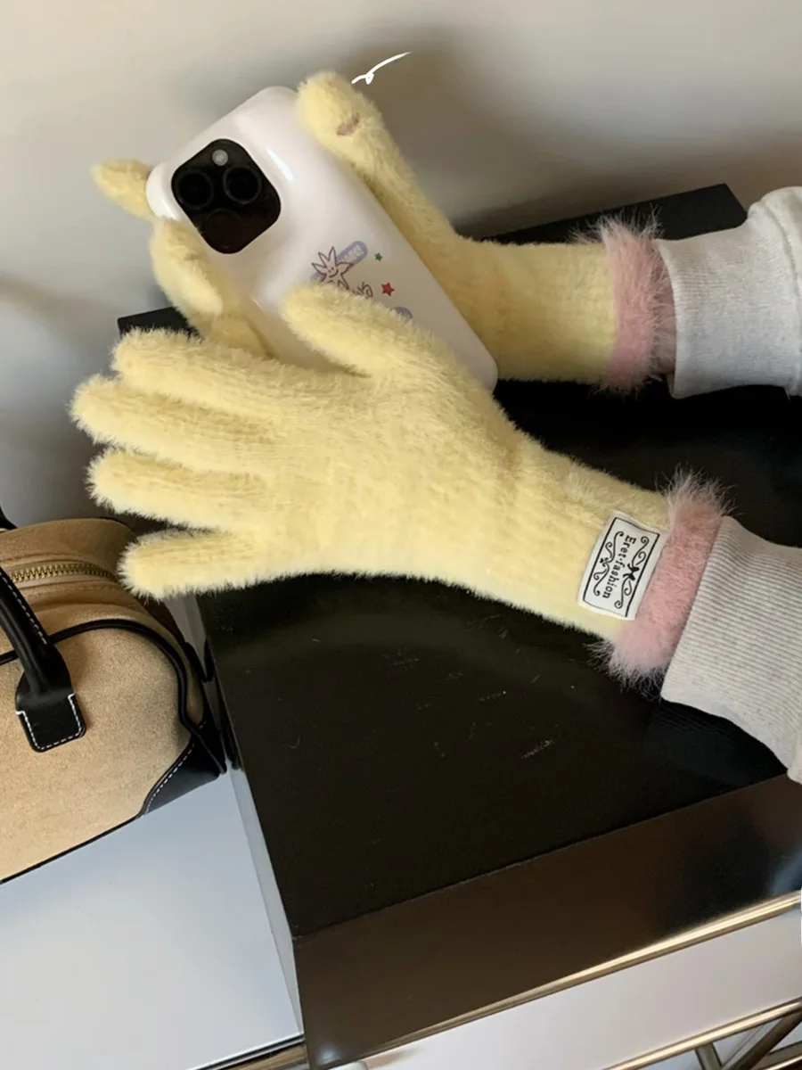 極上の柔らかさの保温分指手袋：手荒れ防止とタッチパネル対応の実用性を検証