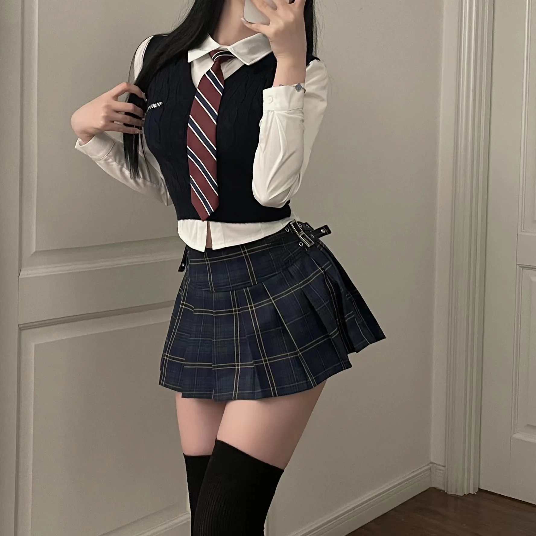 制服風アメリカンニットベストとチェック柄スカート：秋の学院風着こなしに最適な2wayスタイル