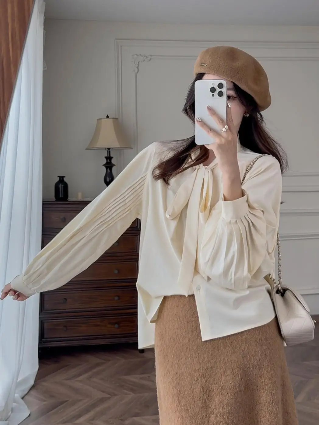 今こそ選ぶべき！秋の温もりを感じるアルパカウールベストとスカートのコーデは？
