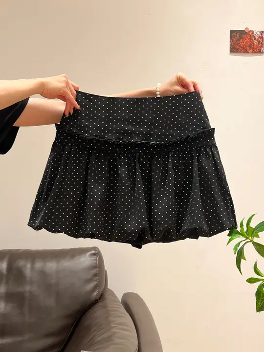 黒地に水玉模様のハイウエストAラインスカート【女性用・夏用・短め】