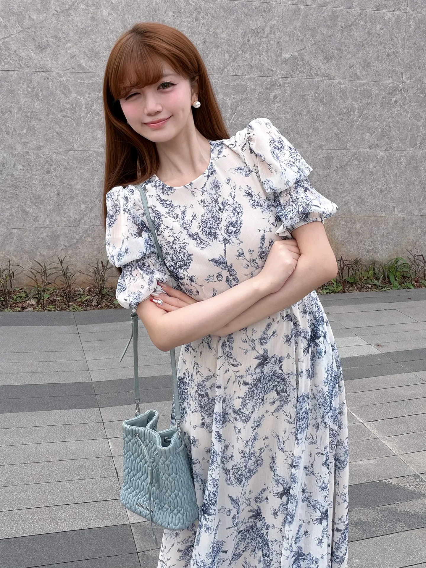 印花のラウンドネック長袖ワンピース：20代から30代女性の春コーデに最適な清楚系ファッション