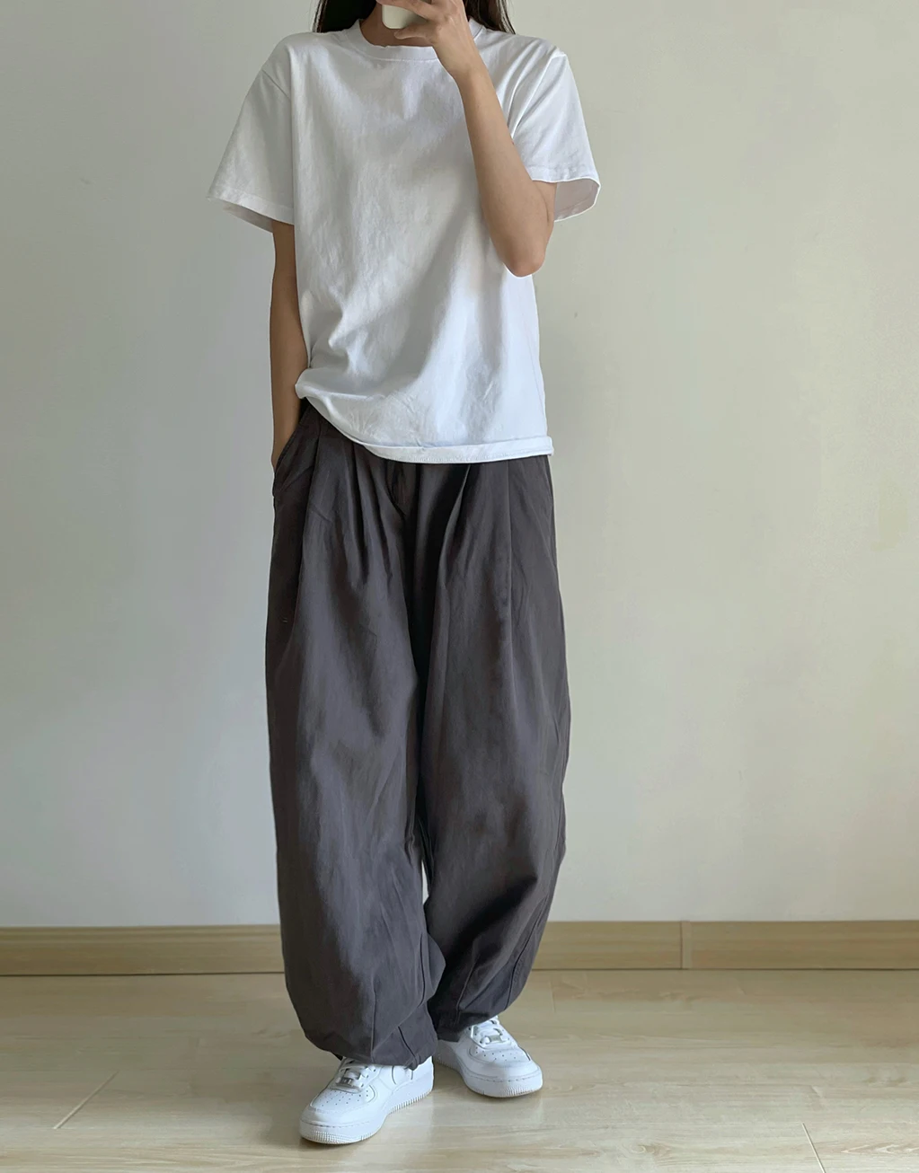 カーゴパンツ コーデ レディース 完全ガイド｜通勤に使えるグレーゆったりワイドパンツの実用性