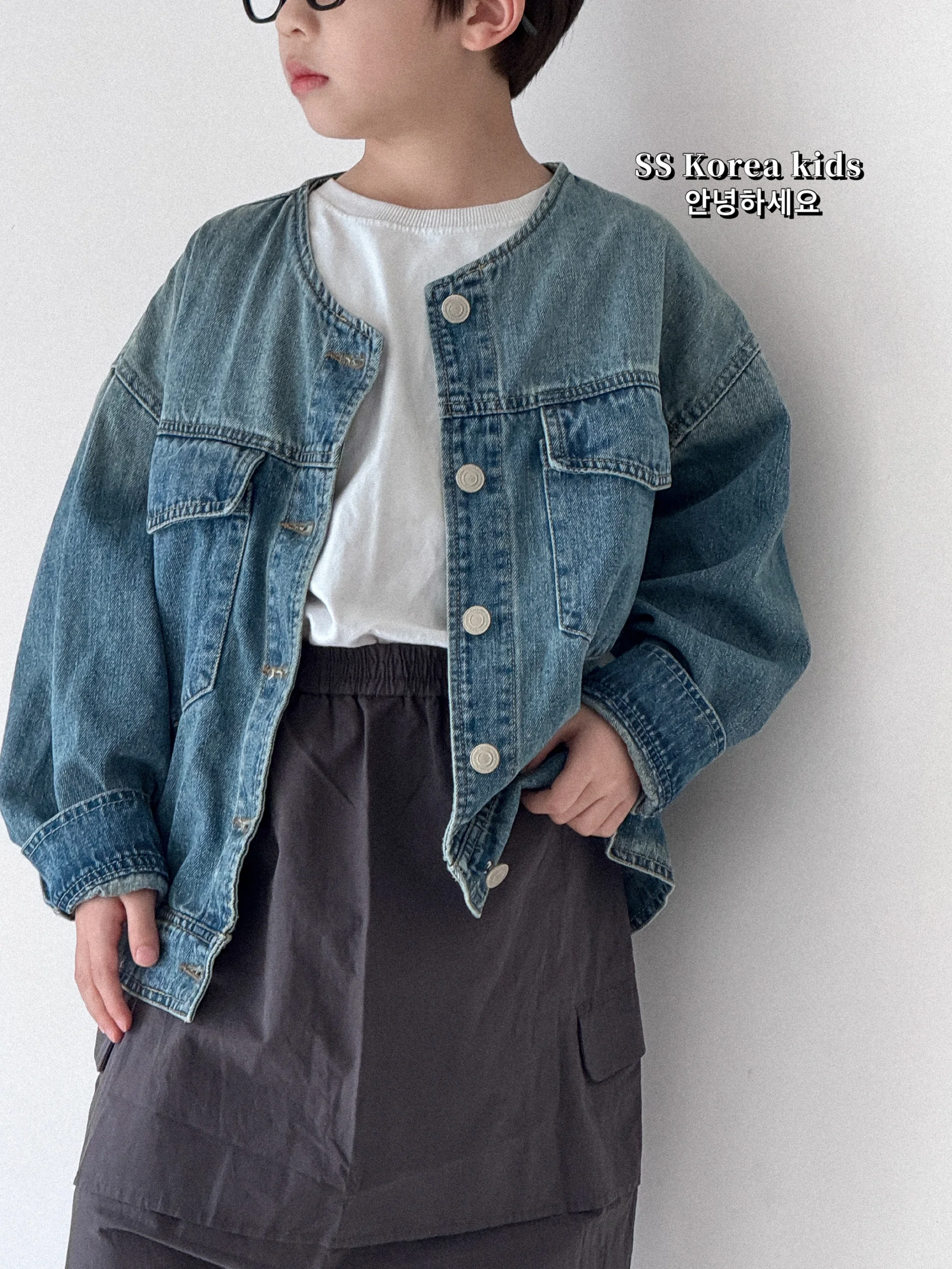 子供用デニムジャケット：春秋に着る男女兼用のゆったりデザインが実用的