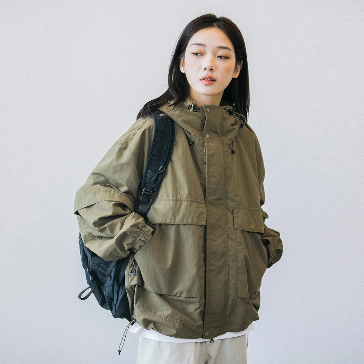 アウトドア機能性 三防仕様のゆったりした大容量ポケット付きフードジャケット【男女兼用・旅行用】 春コーデに最適なアウター
