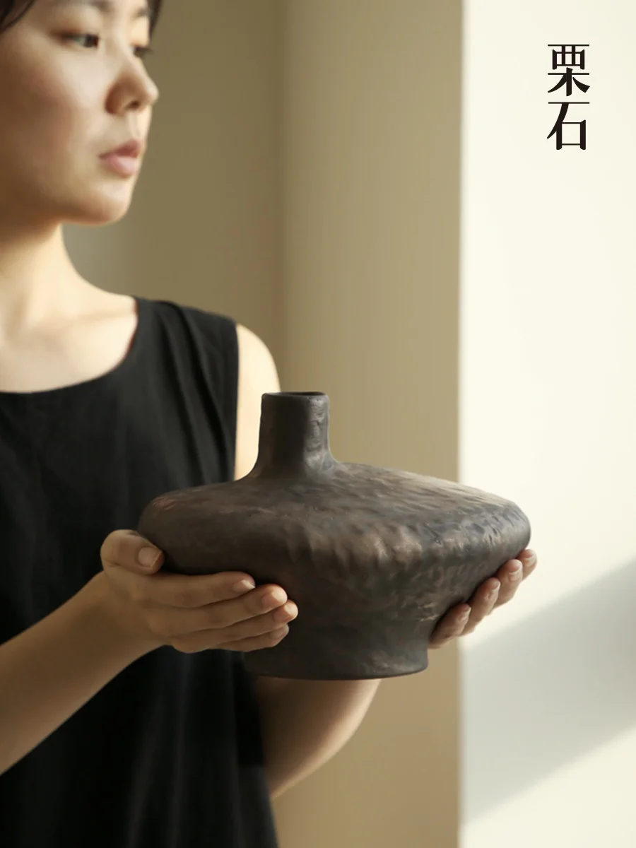 古銅色のアートフラワーベース：侘寂風陶器で和モダンな空間を演出