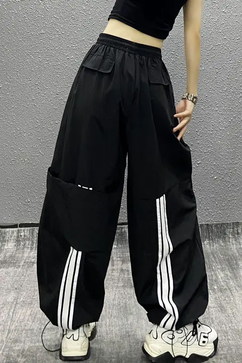 ストライプ配色デザインの薄手カーゴパンツ【ハイウエスト・ゆったりフィット・テーパード】（セットアップ対応）