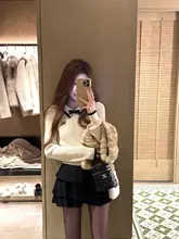 華やかな印象のニットトップスと黒のケーキスカート（セットアップ対応）