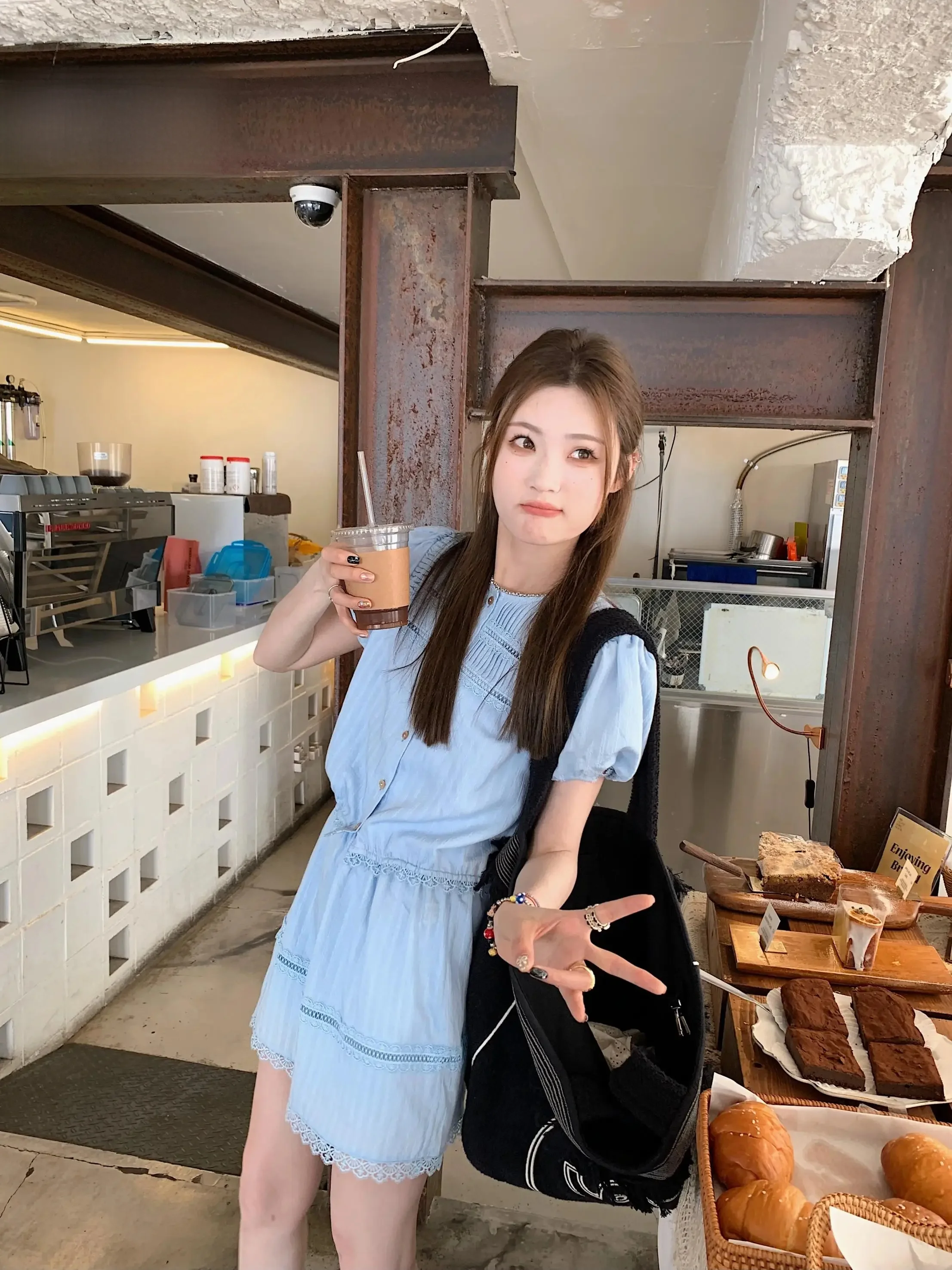 20代女子が今、着たい花柄レーススカートとパフスリーブトップは？